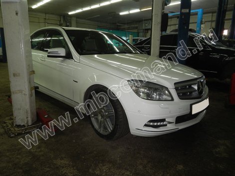 doosnashenie-cameroy-zadnego-vida-mercedes-w204